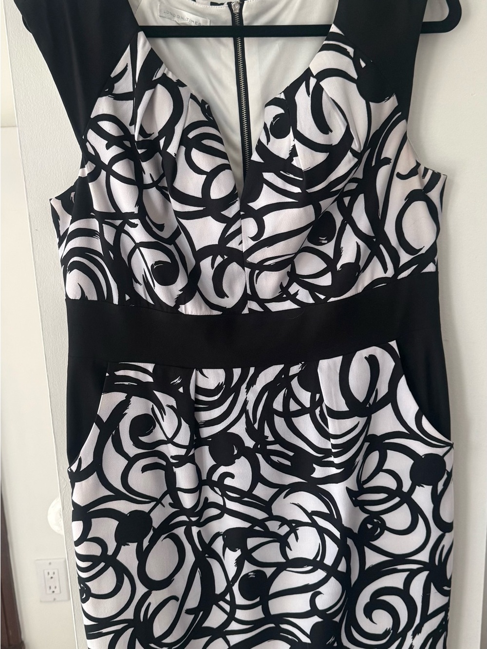 London Times Black & White Swirl-Print V-Neck Midi Dress